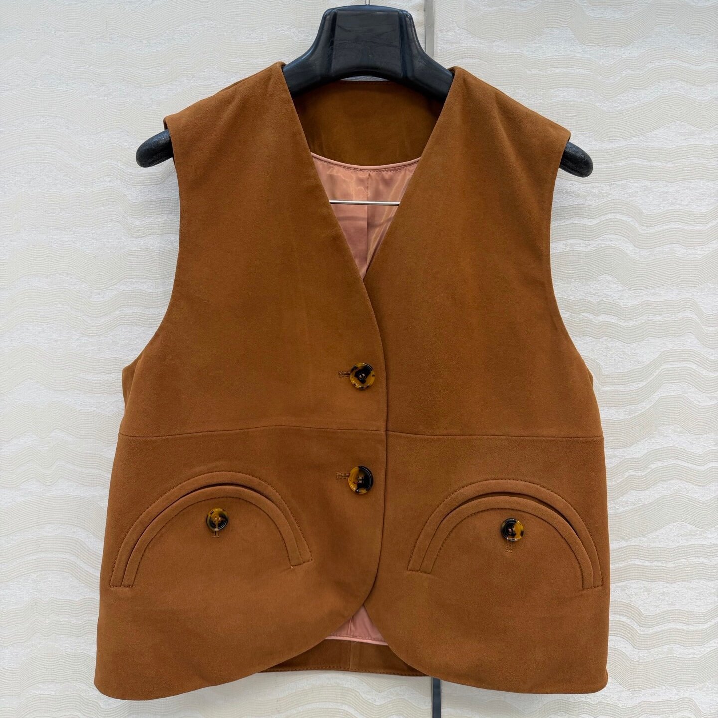 新疆头层反绒小羊皮标志弧型口袋单排扣修身显瘦马甲外套上衣女