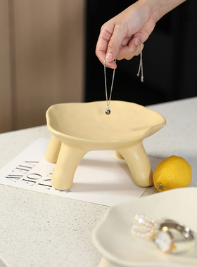 高颜值奶油风艺术感四脚陶瓷托盘