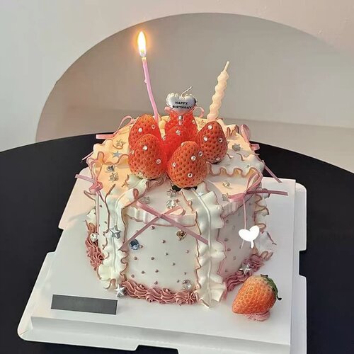 女神混合钻石宝石点缀蛋糕