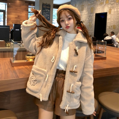 牵着你衣角2018新款冬季可爱口袋刺绣加厚仿羊羔毛绒衫外套女学生