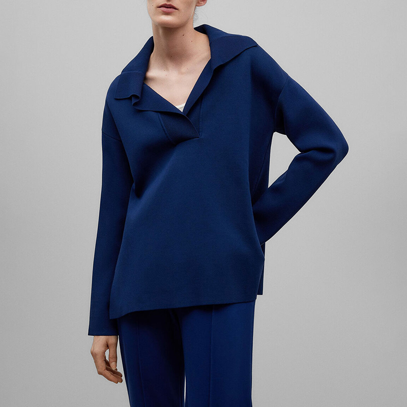 西班牙极简设计师 女款 翻V领简约下开叉宽松针织衫 D205