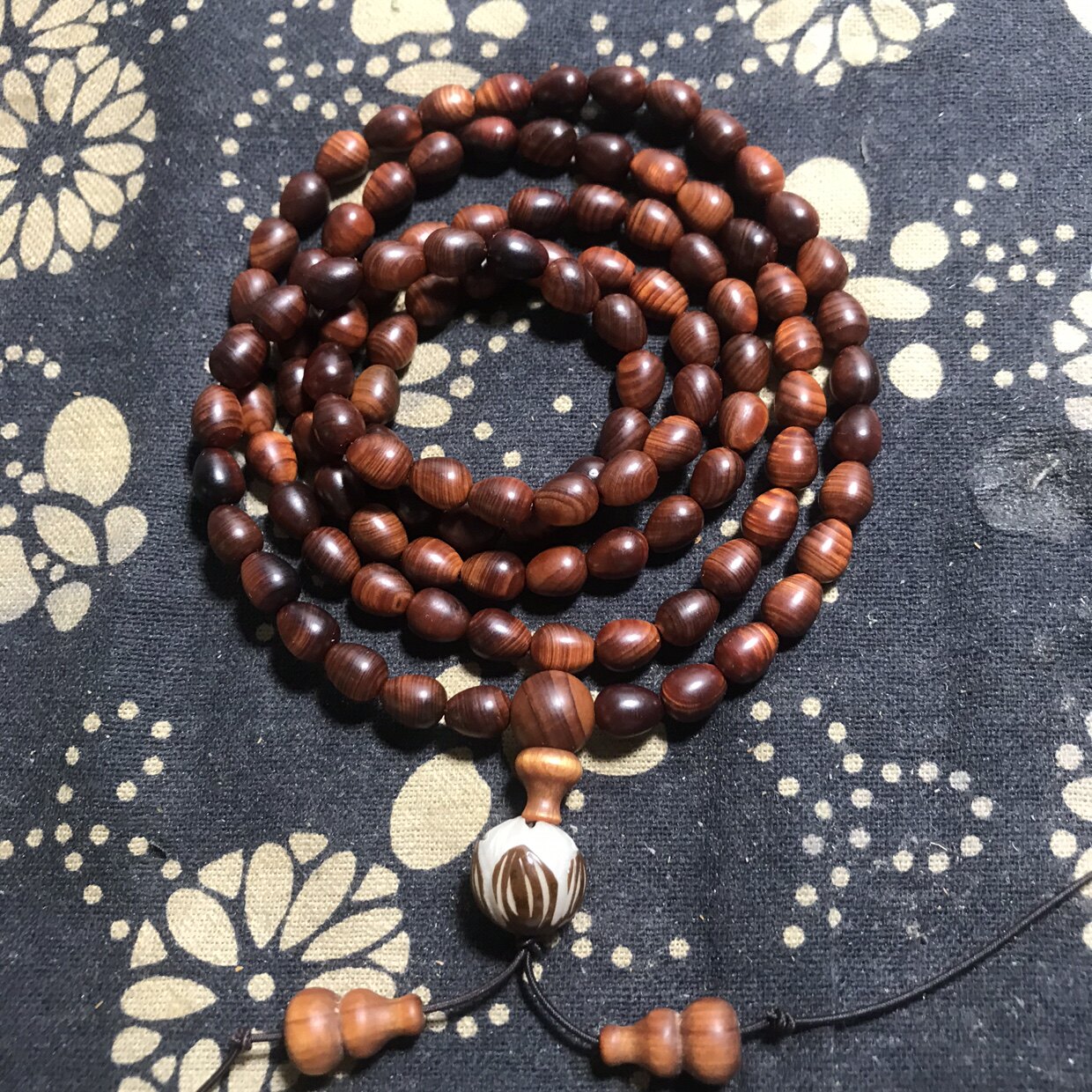 THUJA 세 높은 오일 고밀도 반투명 0.6*108 조각 달콤한 우유 향기 팔찌