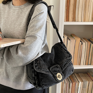 2026年夏新款女包复古简约休闲风牛仔布单肩包女大容量时尚斜挎包