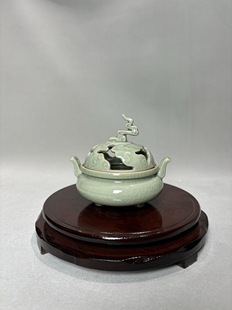 原产地原矿釉汝瓷青绿张公巷仿宋镂空雕刻中式复古三足祥云香薰炉