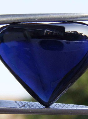 山东矿区墨水蓝色8.91克拉素面心形天然蓝宝石裸石镶K金吊坠首饰