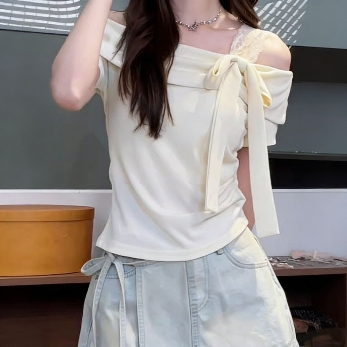 蝴蝶结一字肩蕾丝拼接短袖T恤夏季新款修身辣妹独特设计露肩上衣