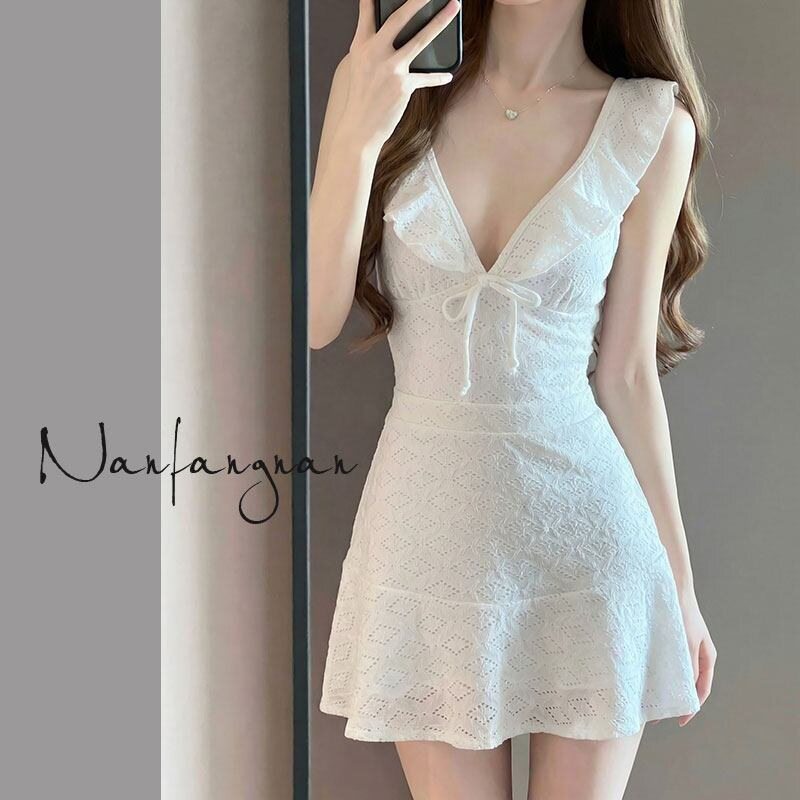 白色连体泳衣女保守纯欲海边度假连体泳衣