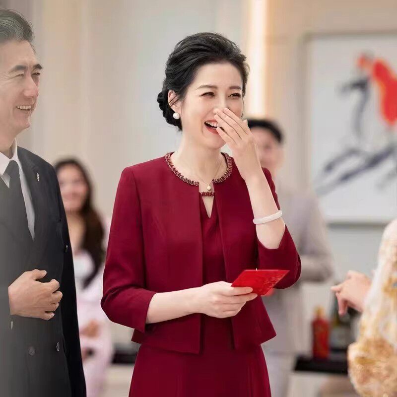2026喜婆婆结婚宴遮肚礼服连衣裙气质喜妈妈红色小香风套装高级感