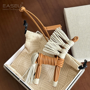 2026早春新品手工编织真皮可爱小马包挂件本命年马年挂饰包包装饰