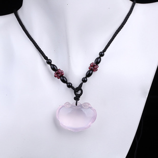 天然粉水晶吊坠宝宝锁芙蓉石原石雕刻件配绳项链招桃花长命锁挂件