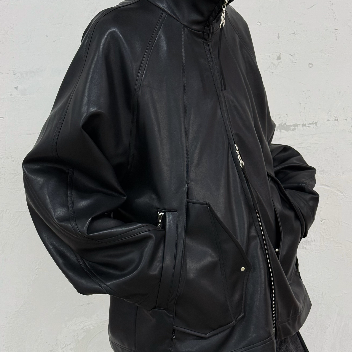 RELABEL空间关系“越”解构分割隐匿多穿法多口袋廓形皮衣外套