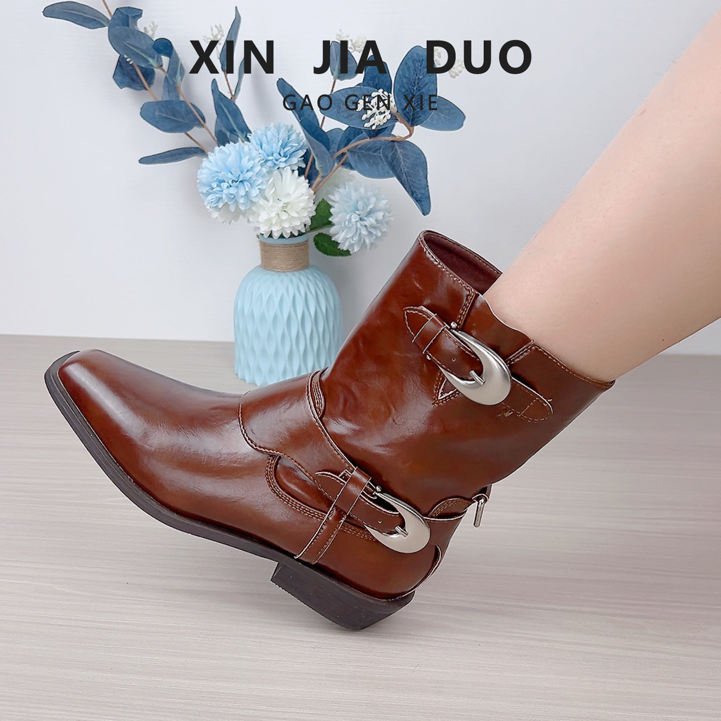 马丁靴女款2025新款时尚气质女士瘦瘦靴方头英伦风金属扣粗跟短靴