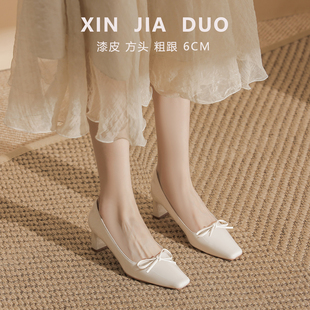配裙子的女鞋白色高跟鞋粗跟日常百搭通勤气质漆皮方头蝴蝶结单鞋