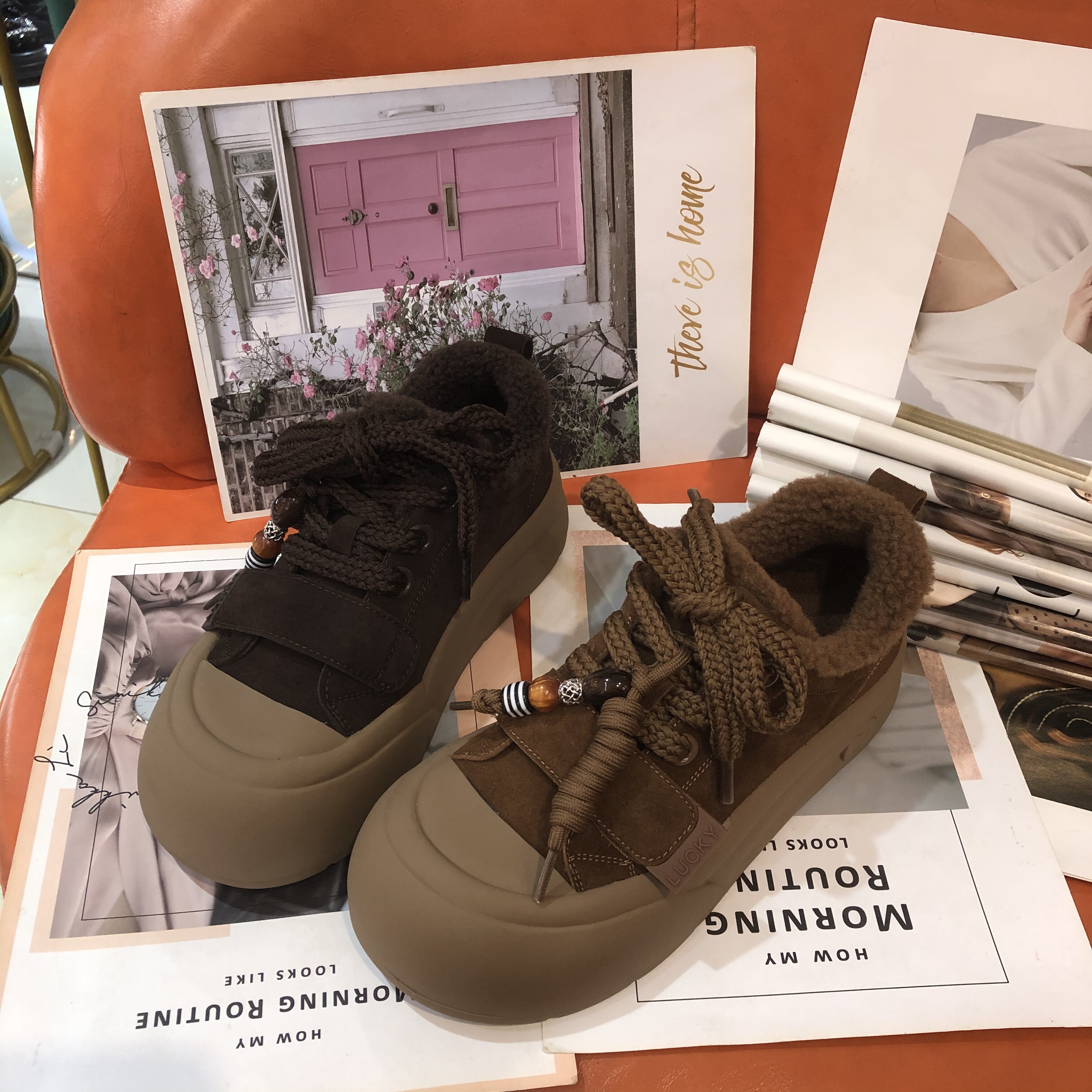 厚底真皮加绒面包鞋2025新款时尚百搭圆头松糕底复古休闲运动板鞋