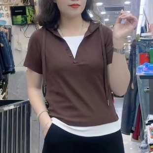上衣 今年流行 欧货假两件连帽T恤女大码 休闲洋气设计感短袖 小衫