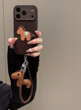 半糖壳野ins马年红皮纹立体刺绣小马手链苹果17pormax手机壳iPhone16pro腕带15防摔14pro新款13防摔17保护套