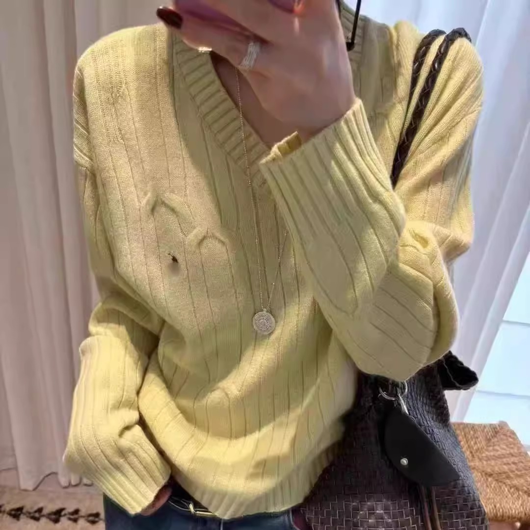 骑士小标V领麻花羊毛毛衣