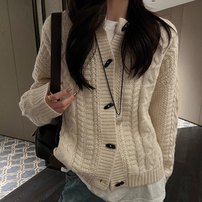 洋气牛角扣全羊毛麻花毛衣开衫