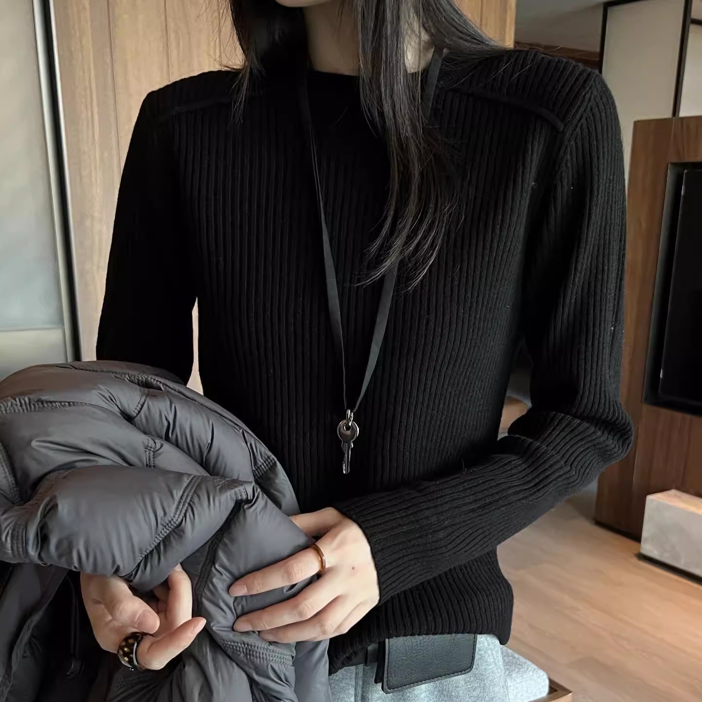 领后爱心扣圆领细羊毛针织衫