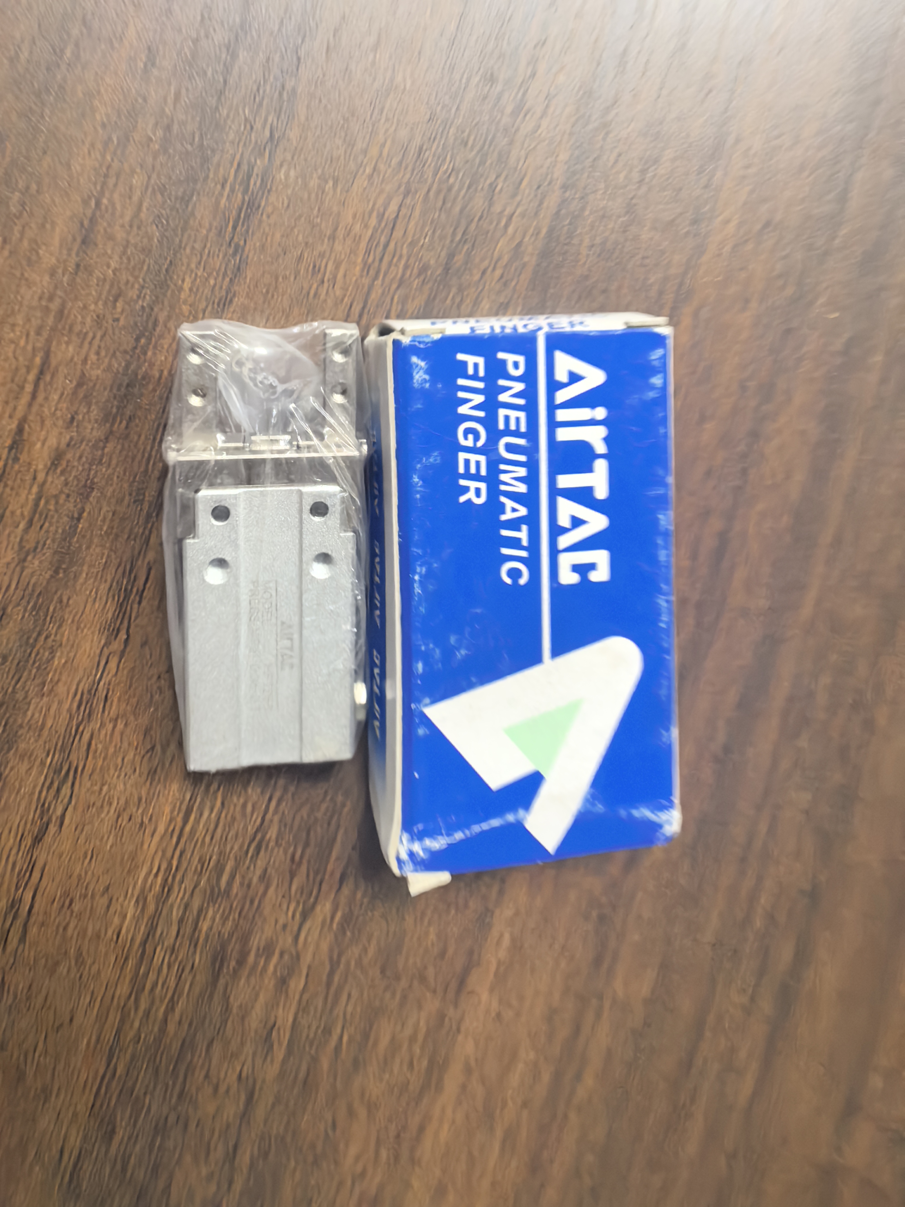 亚德客夹爪微型夹爪全新原装正品气缸HFTZ6B亚德客正品HFTZ6B