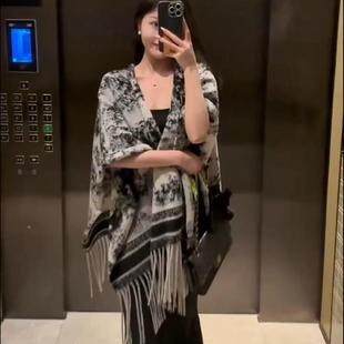 秋冬披肩女外搭配裙子中长款2024新款高级感围巾两用冬季保暖披肩