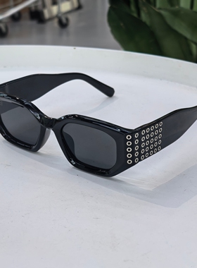 新款方框多铆钉装饰太阳眼镜男女黑色个性复古街拍朋克风防晒墨镜