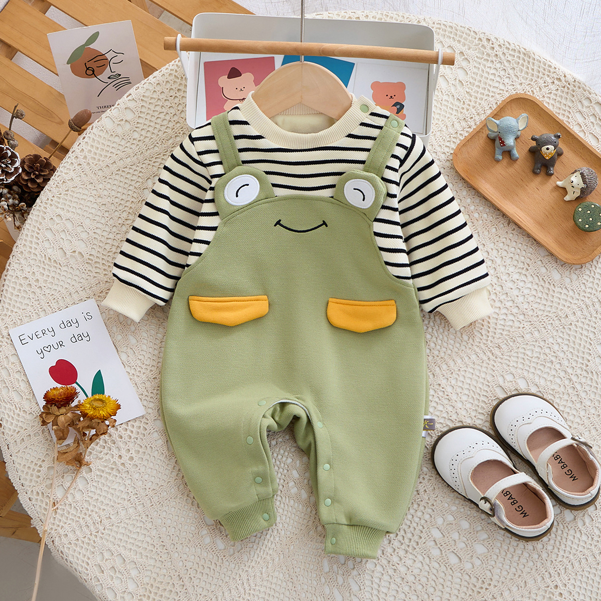 婴儿加绒连体衣秋冬季卡通青蛙背带裤假两件条纹长袖爬服哈衣外出