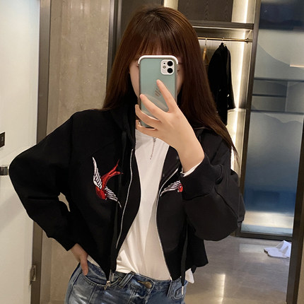 aijo2022春秋季黑色短款连帽长袖外套女宽松休闲百搭开衫刺绣上衣