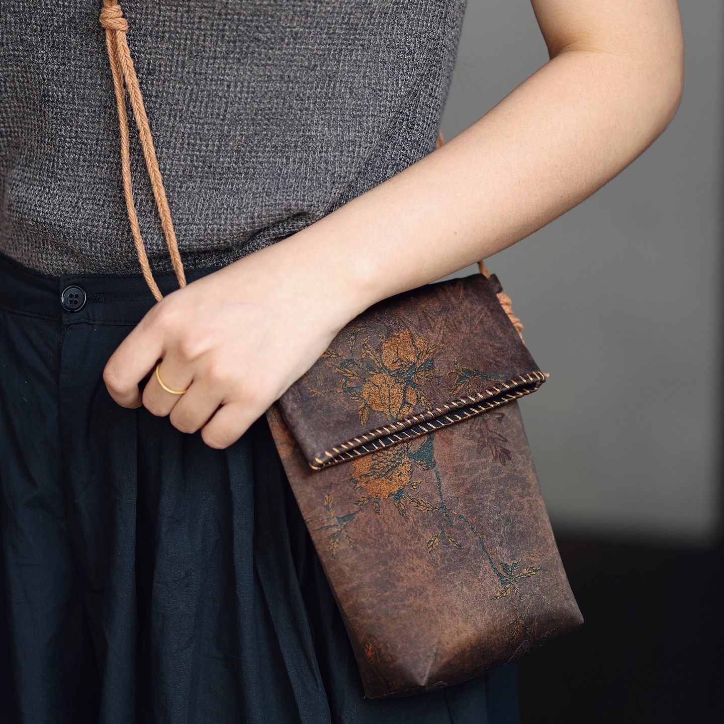 新中式宋锦香云纱手工翻盖随身包手提单肩斜挎手机包百搭潮流包包