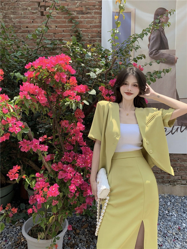 V-neck suit jacket + Split skirt