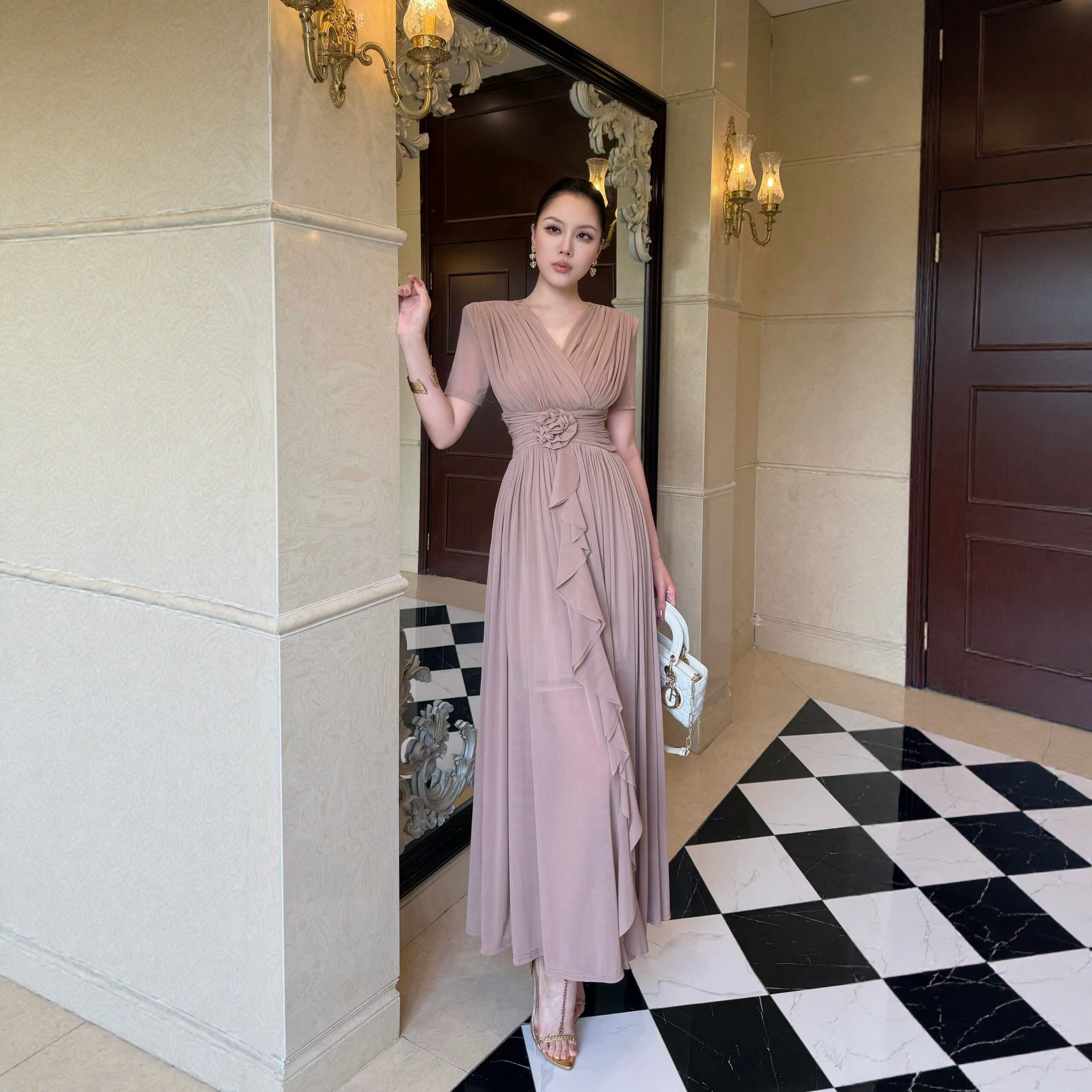 夏季新款V领压褶连衣裙立体花朵腰饰遮肉显瘦优雅通勤晚宴长裙子