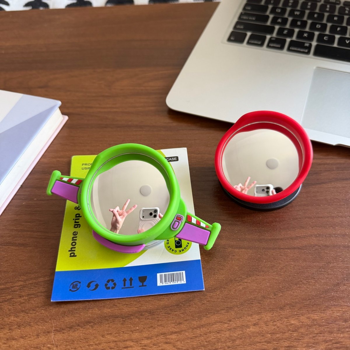 创意转角镜子巴斯光年磁吸气囊支架伸缩Magsafe适用手机支架强力