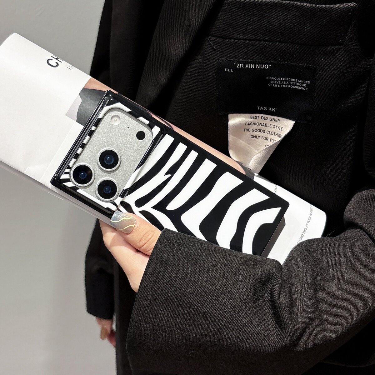 简约创意正方形黑白斑马纹适用苹果17Pro Max手机壳全包亮面iPhone16保护套防摔17Pro高级感时尚个性15promax