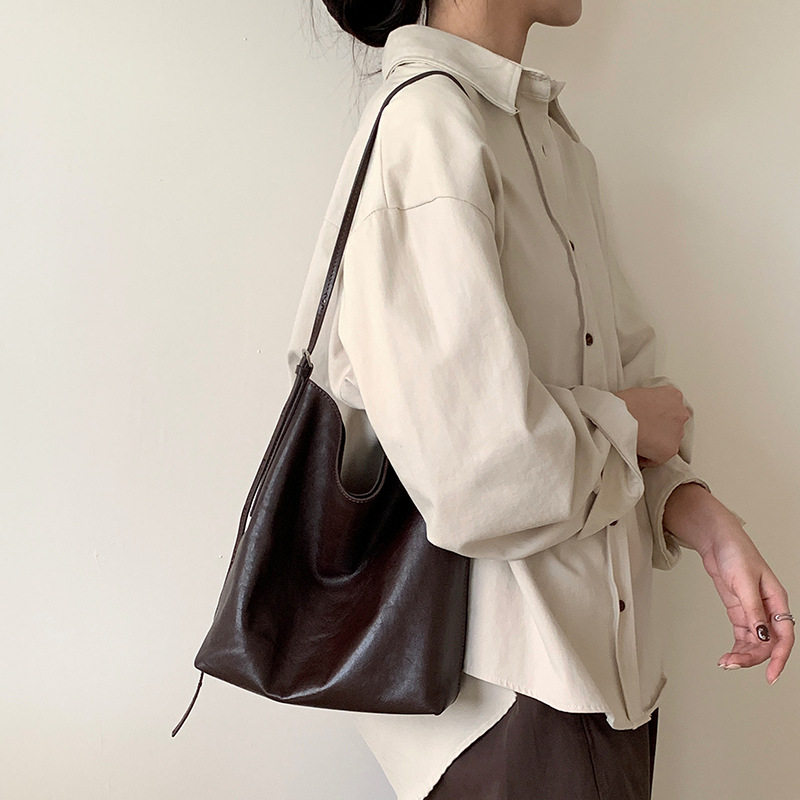 头层植鞣牛皮水桶包2025新款极简复古质感真皮休闲通勤单肩斜挎包,箱包皮具/热销女包/男包,腋下包,淘宝优惠券,粉丝福利购,淘宝优惠卷