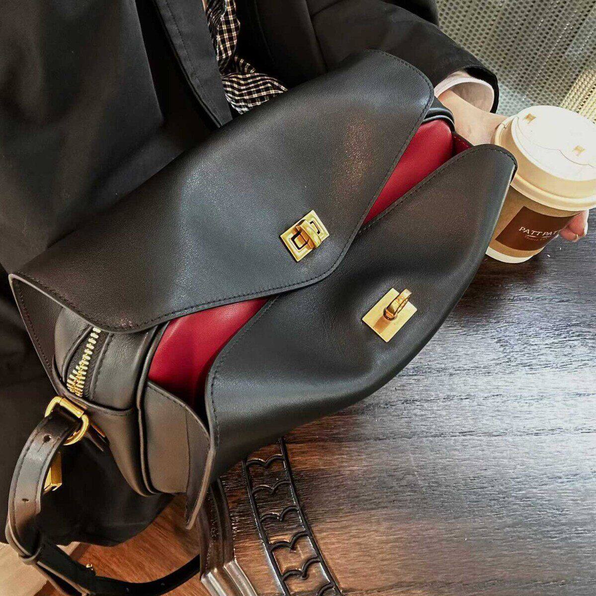 2026新款简约黑红拼色多隔层凯莉包慵懒高级感锁扣邮差单肩斜挎包