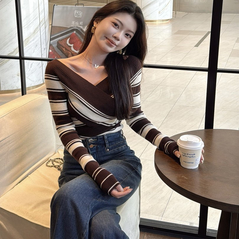 条纹交叉V领针织衫女秋冬设计感露肩拼接撞色毛衣内搭打底衫上衣