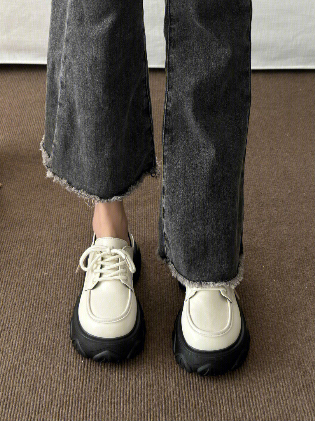 终于买到心心念念的白色小皮鞋了  黑白拼接好好看!