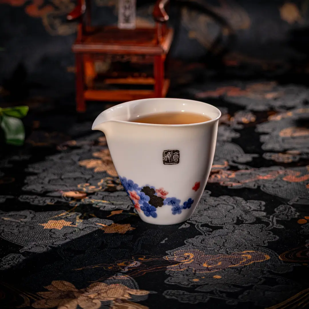 西泠上新甜白釉手绘昌硕梅影公杯精美白金款HX0503高档公道杯茶具