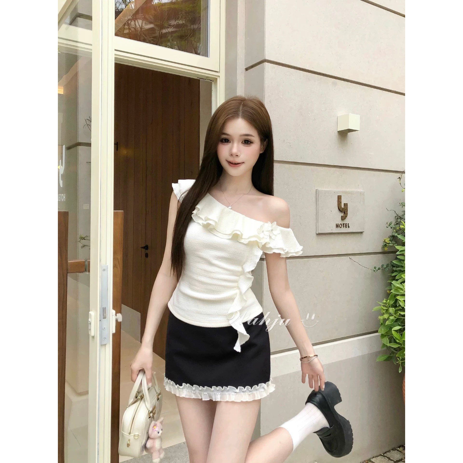 画解WAHJU 淡雅茉莉夏季荷叶边一字领立体花朵收腰短款上衣女半裙