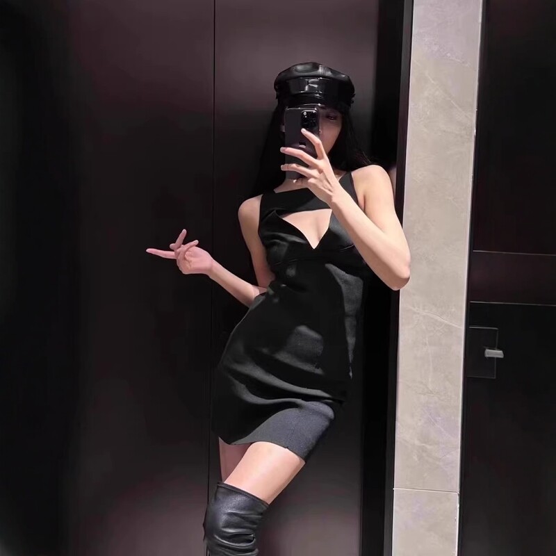 暗黑女款针织镂空露背连衣裙