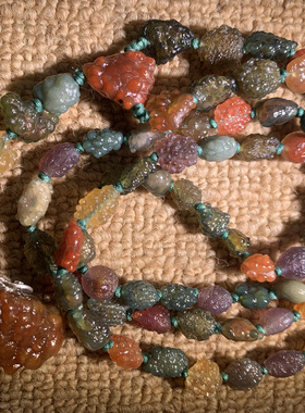 高品新疆玻璃透鱼子项连，对孔尺寸1.0，珠子油润，色高雅