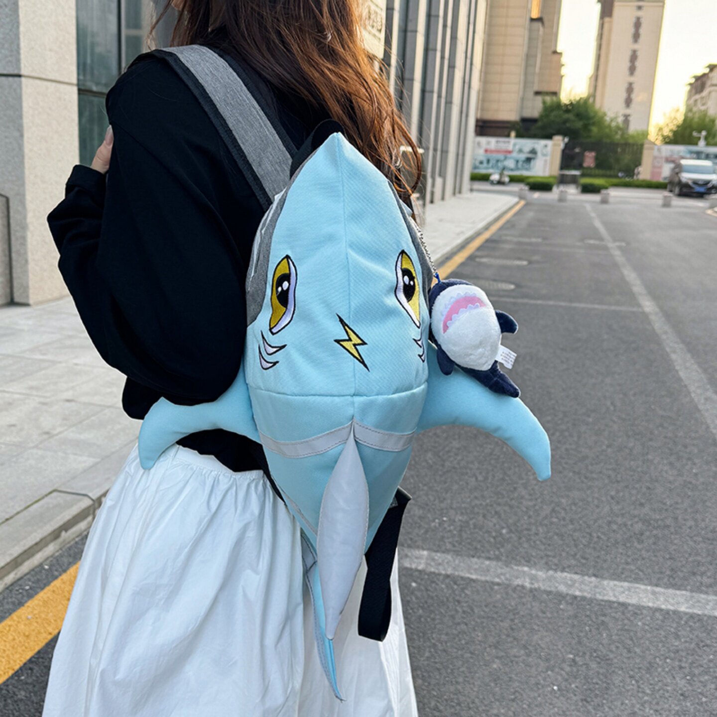 2026新款可爱卡通鲨鱼包青年毛绒玩偶斜挎包日系双肩背包动物娃娃