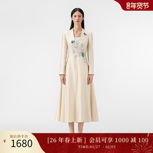 SUSSI/古色26春新款商场同款前方形连身立领长袖贴花长连衣裙