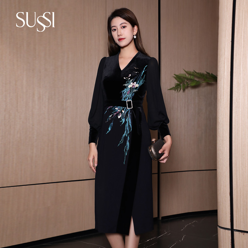 黑色V领刺绣中长款丝绒连衣裙