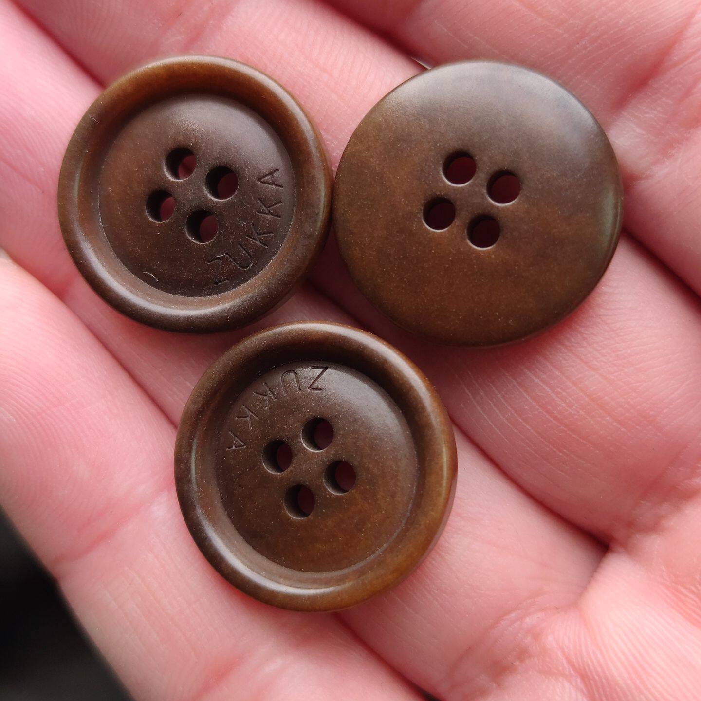 细边四眼刻字带字母天然果实纽扣子高档西装羊毛衫百搭棕色钮扣