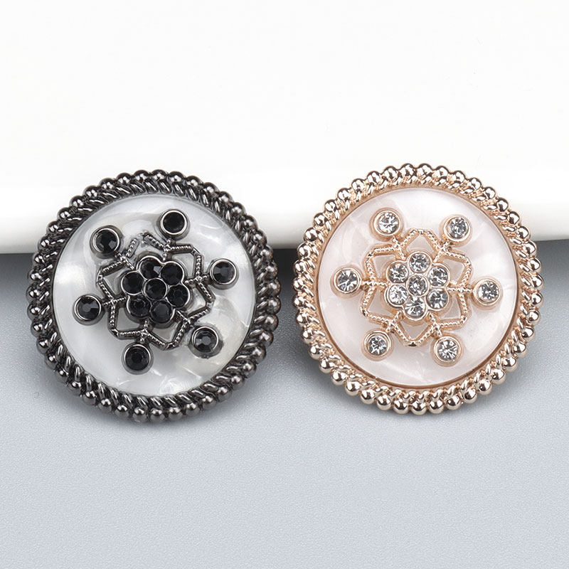 高档金属镶钻纽扣皮草大衣