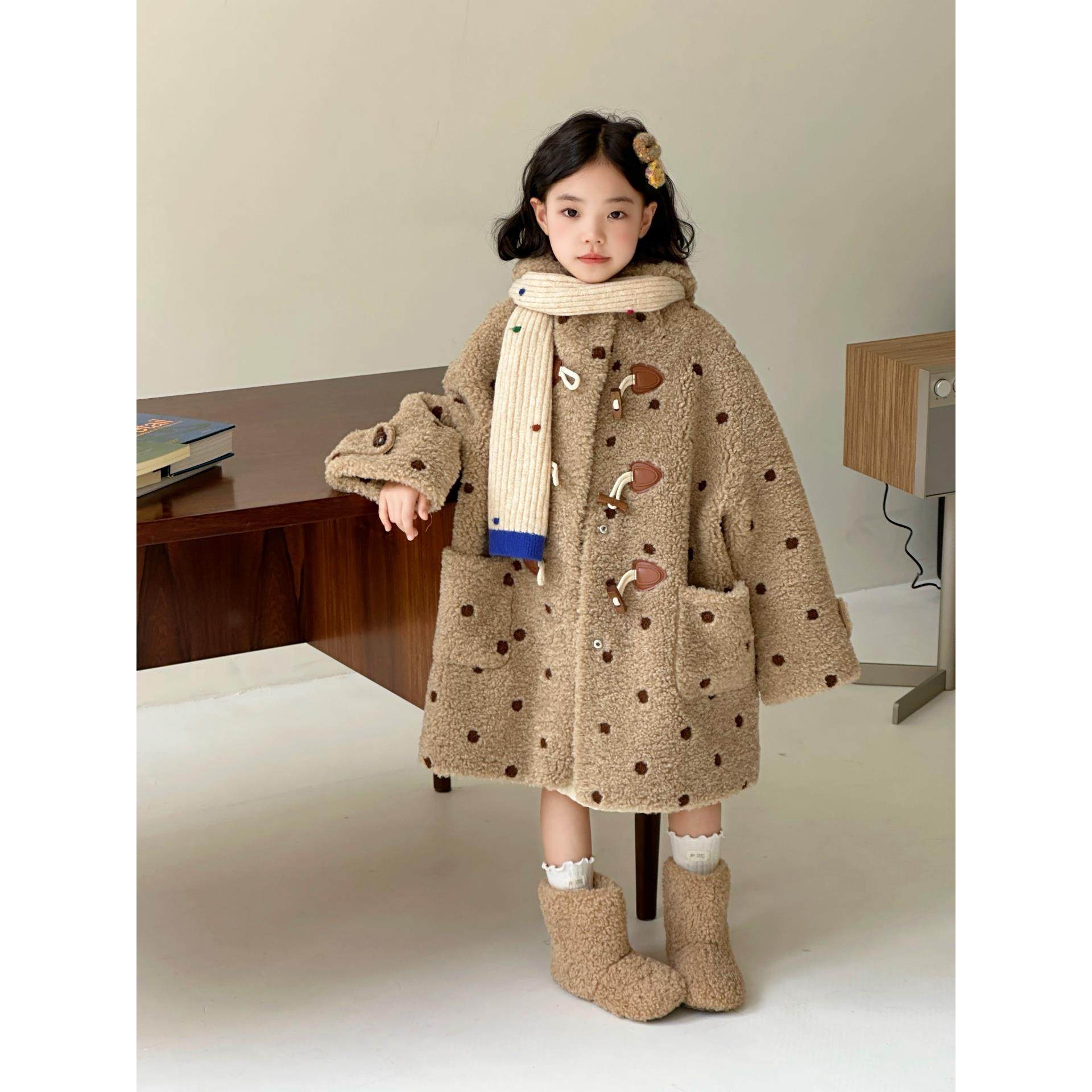 儿童羊羔毛皮草外套男女宝连帽装奶茶啵啵圆点毛绒绣加厚保暖大衣