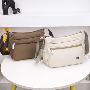 大容量轻便旅游单肩包女士休闲斜挎包新款中年妈妈旅游外出女背包