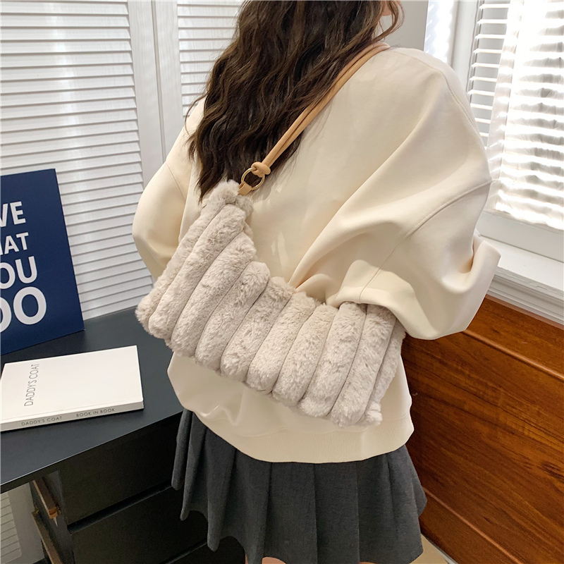 新款毛绒小包包女秋冬时尚日韩百搭单肩腋下女包小众手提毛毛背包
