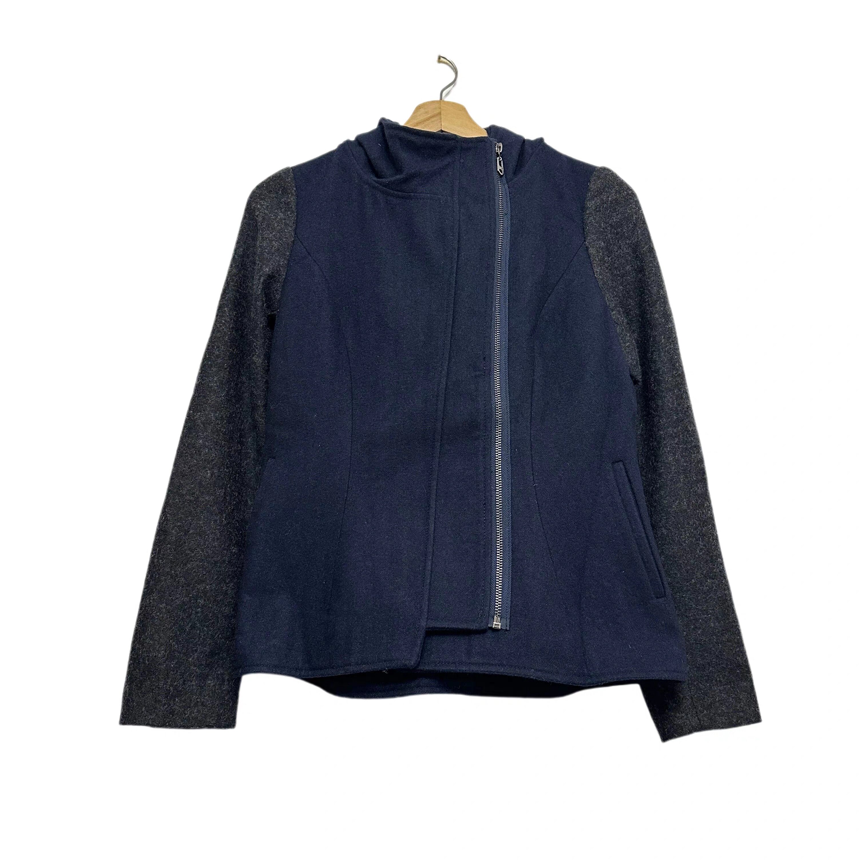 圣迪折扣女装 秋冬炭黑蓝拼接斜襟立领连帽修身短款毛呢外套